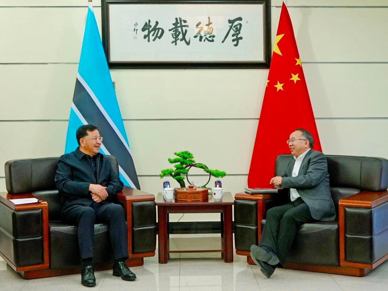 戴和根与中国驻博茨瓦纳大使范勇举行会谈