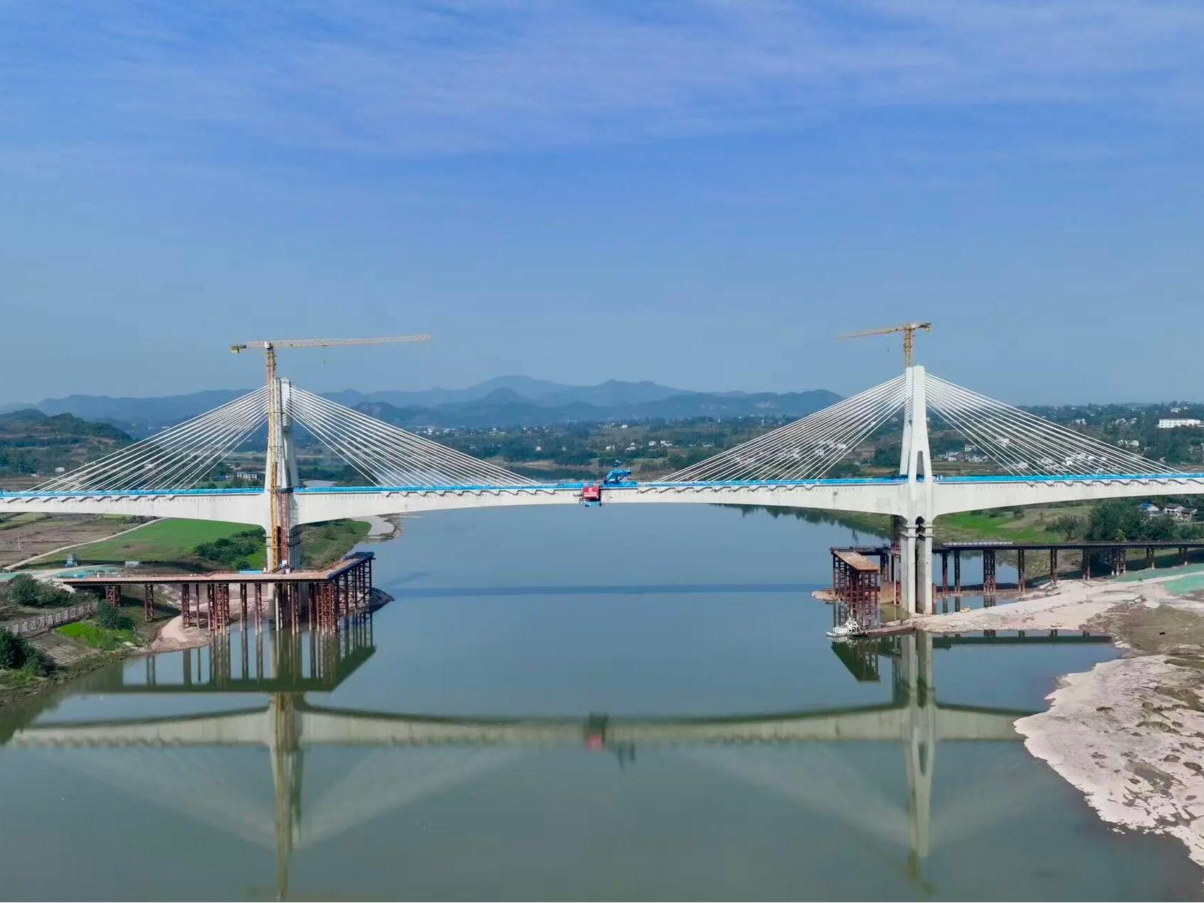 世界跨度最大！成达万高铁渠江特大桥成功合龙